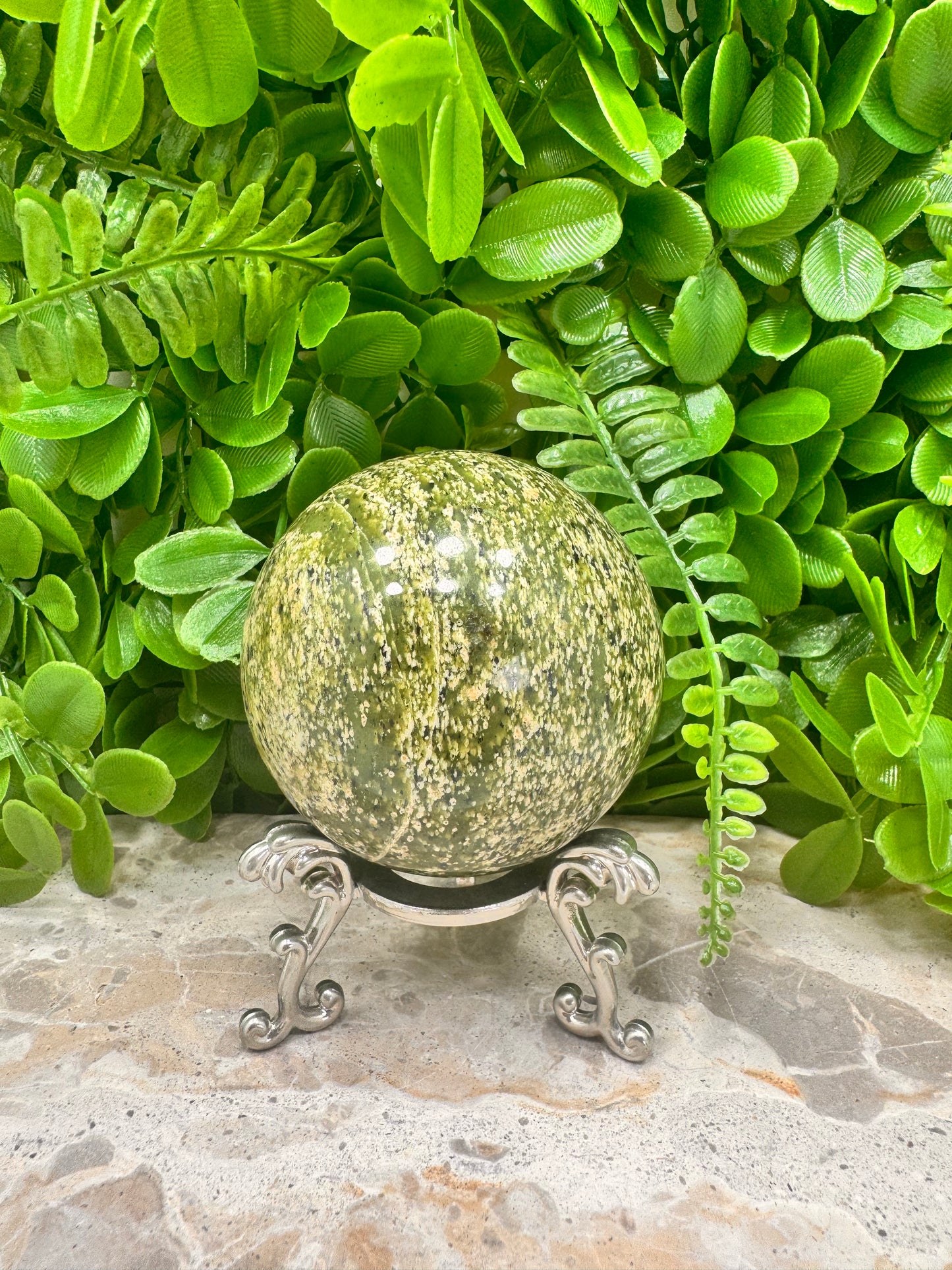 Dotted Serpentine Sphere 514g