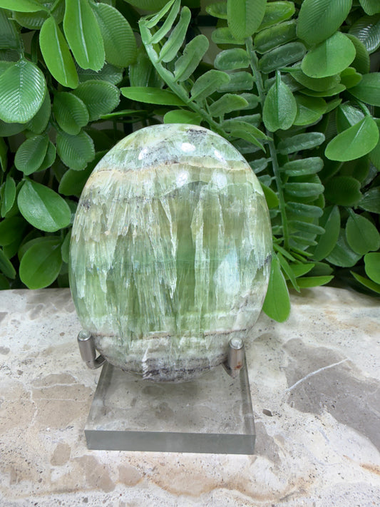 Emerald Kiwi Calcite Palm Stone 148g