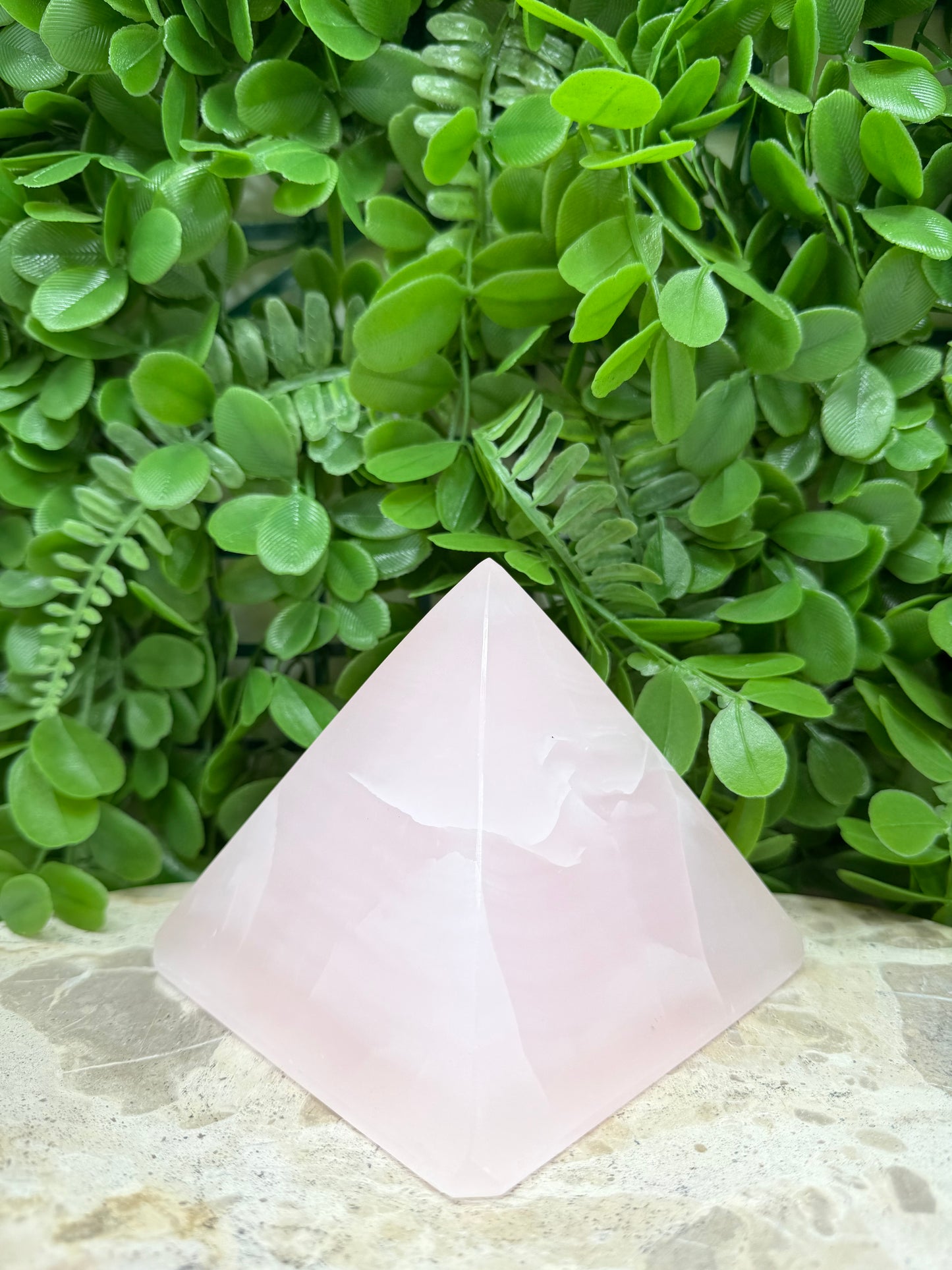 Pink Mangano UV Pyramid 1066g
