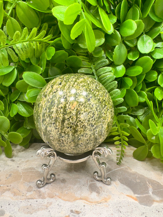 Dotted Serpentine Sphere 570g
